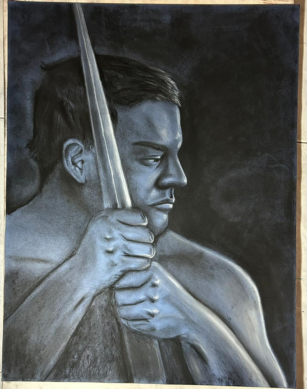 Dibujo a carboncillo de un hombre sin camisa de perfil, sosteniendo una espada con ambas manos.