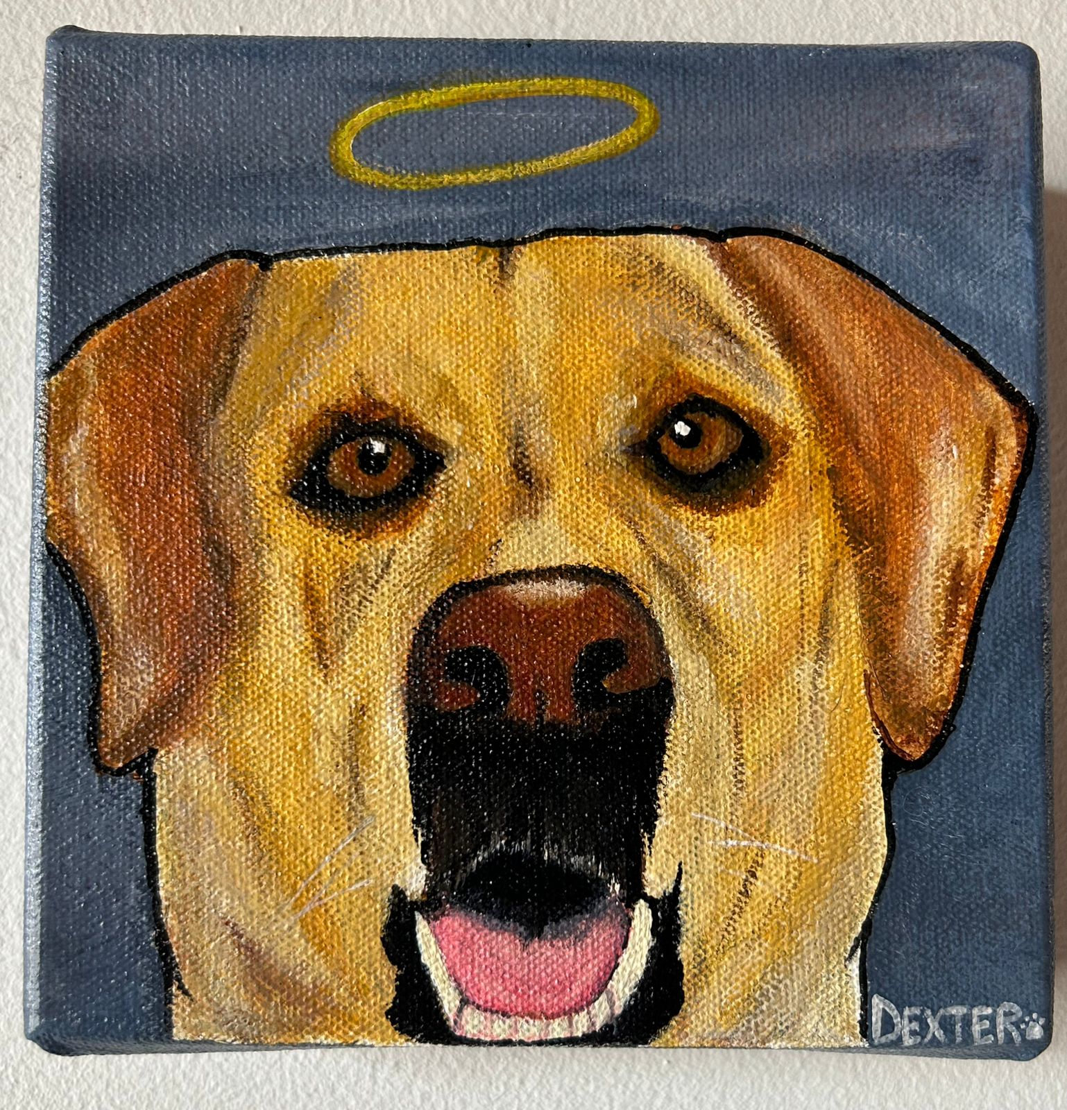 Retrato pintado en primer plano de un labrador dorado con un halo sobre la cabeza, sobre un fondo gris azulado.
